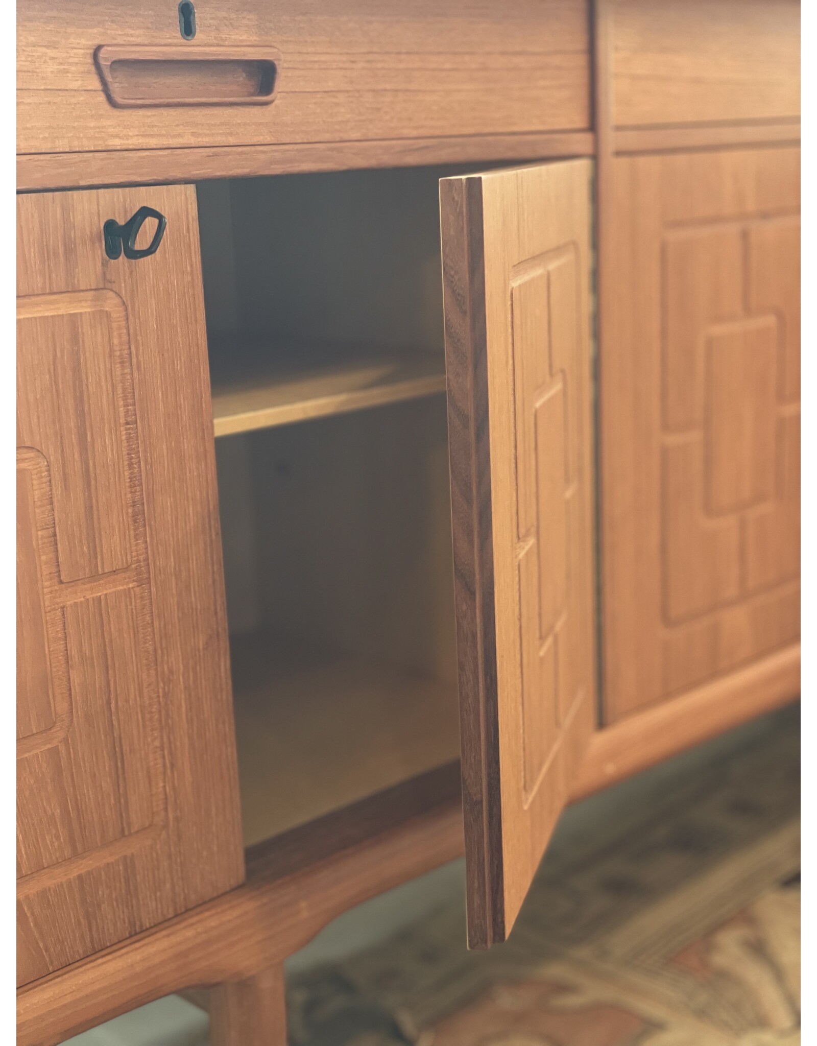 1960 年代柚木餐邊櫃，附雕花浮雕門