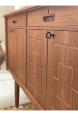 1960 年代柚木餐邊櫃，附雕花浮雕門