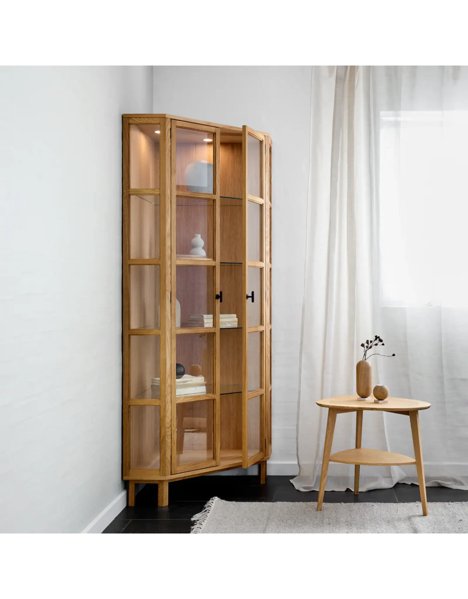 ANGULUS VITRINE 牆角玻璃展示櫃