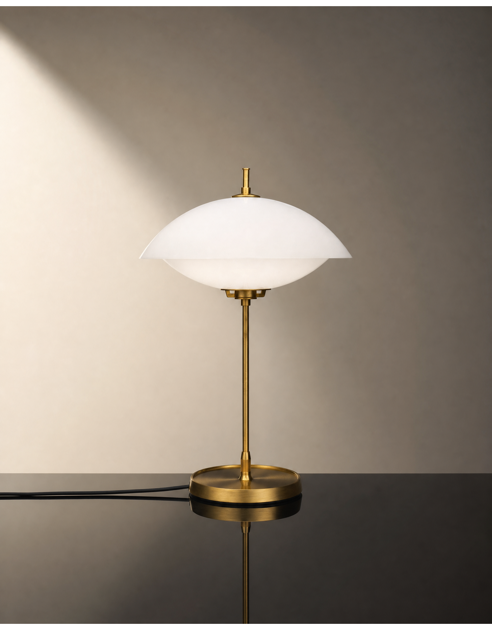 CLAM TABLE LAMP