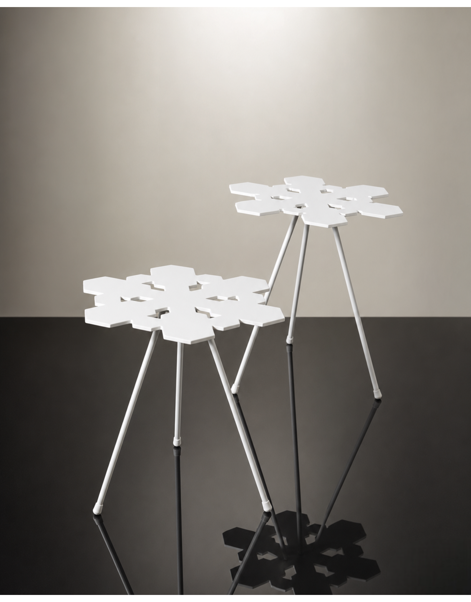 (陳列室物品) SNOWFLAKES  雪花圖案隨機邊桌，一套兩件