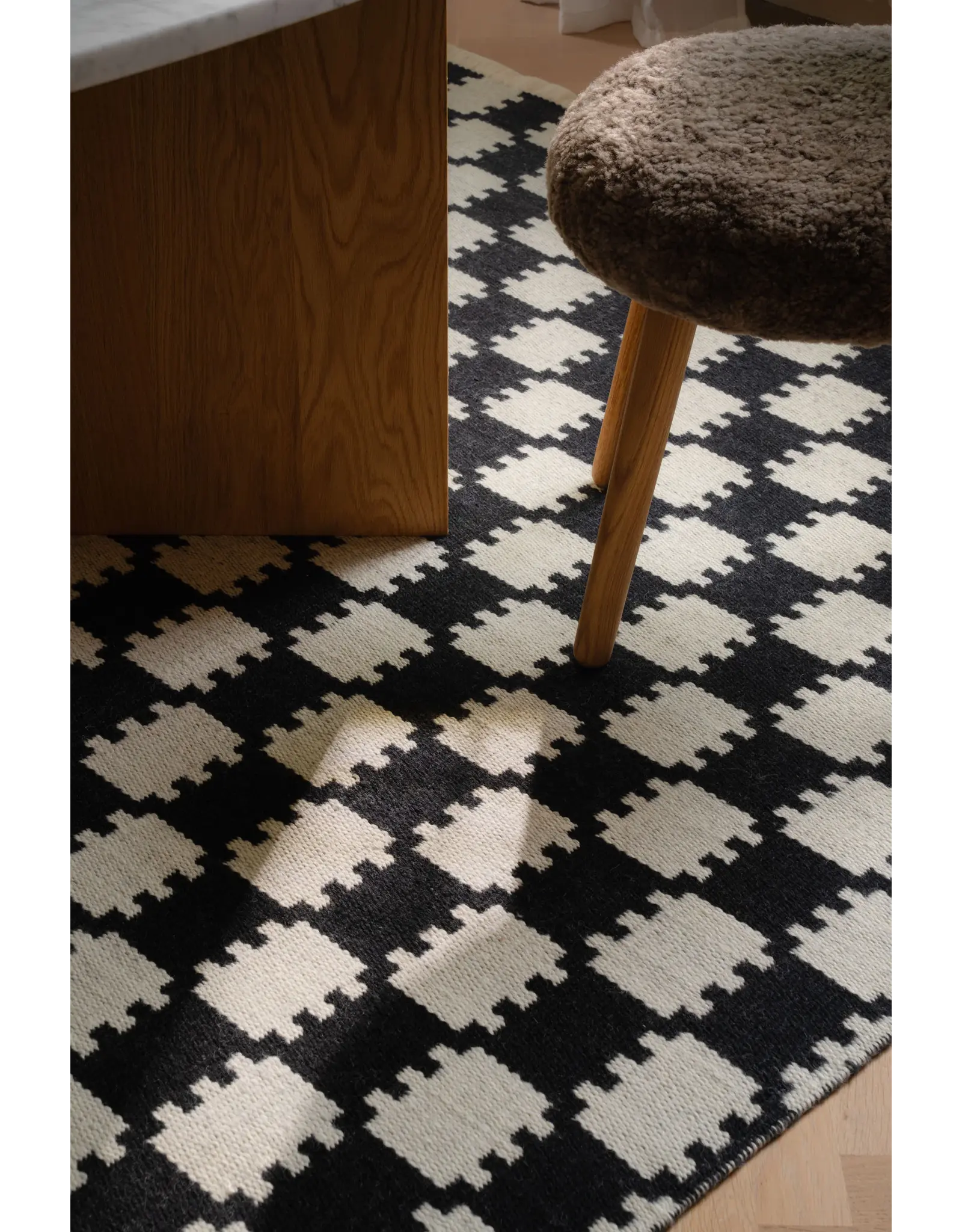 NORDICMODERN RUG VK-5 IN BLACK /WHITE COLOUR