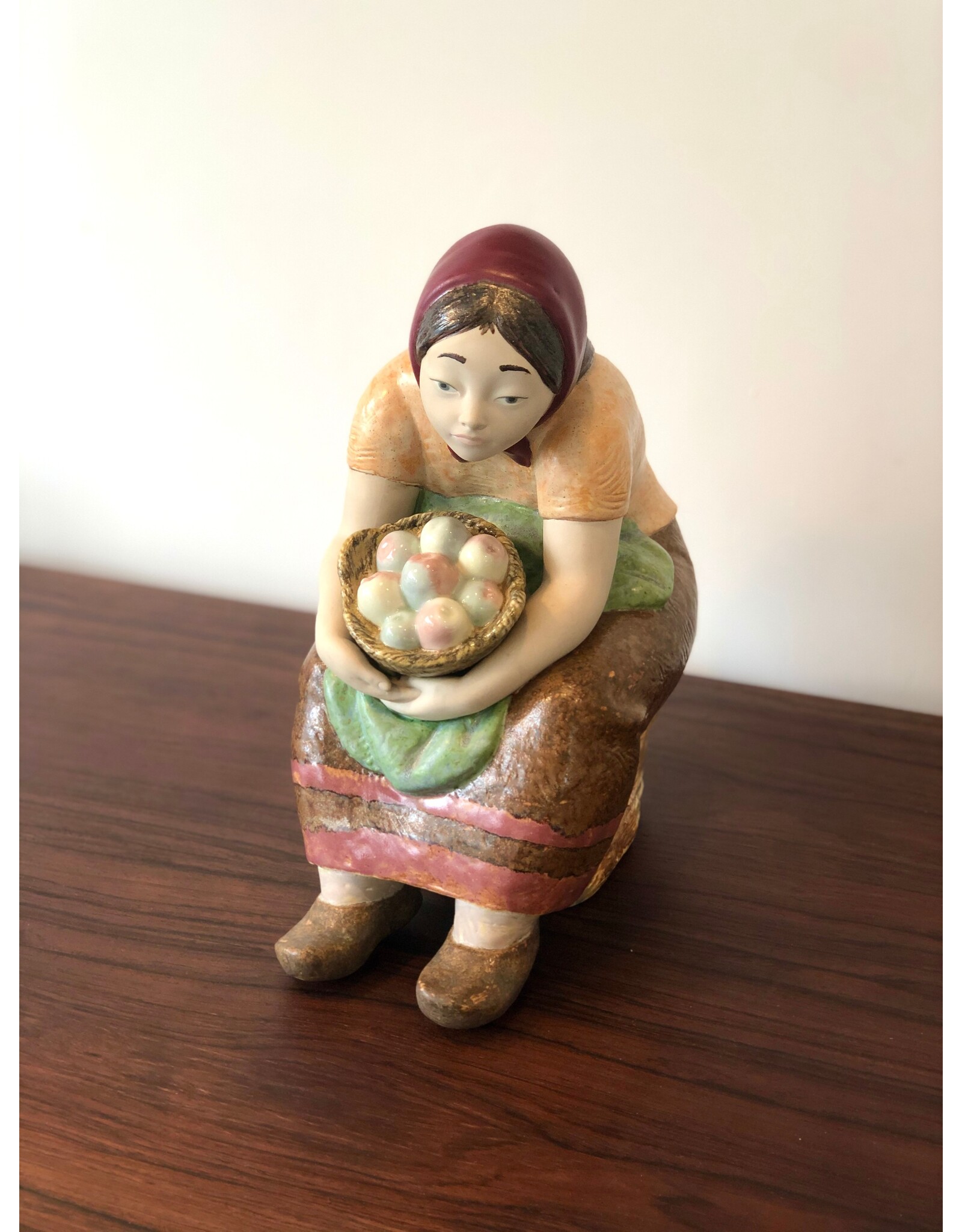 1970's 稀有的農婦 ZAPHIR 小雕像