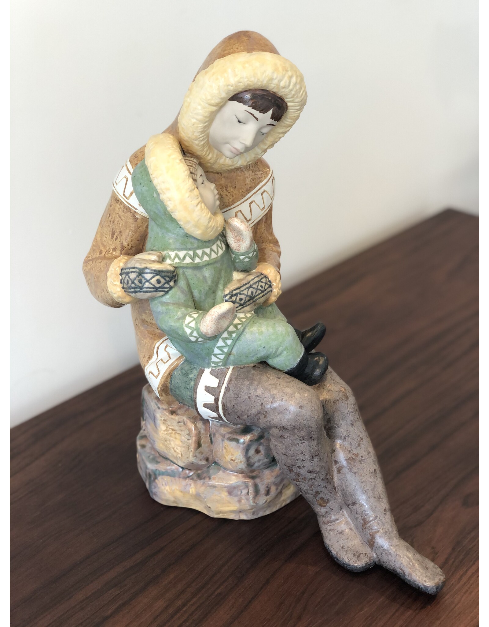 RARE 1970'S FIGURINE OF SEATED INUIT MOTHER WITH CHILD IN LAP