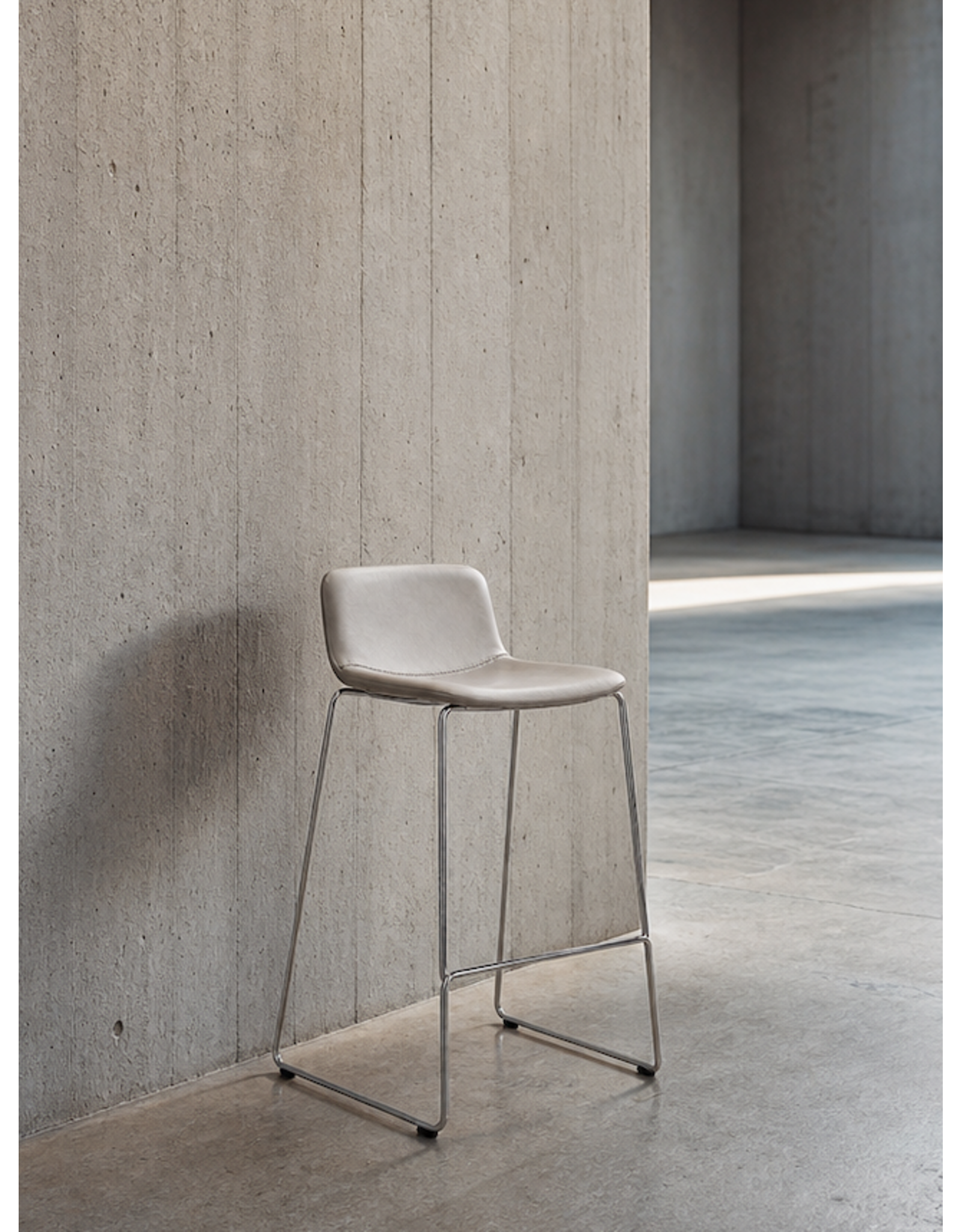 4312 PATO COUNTER STOOL IN LEATHER