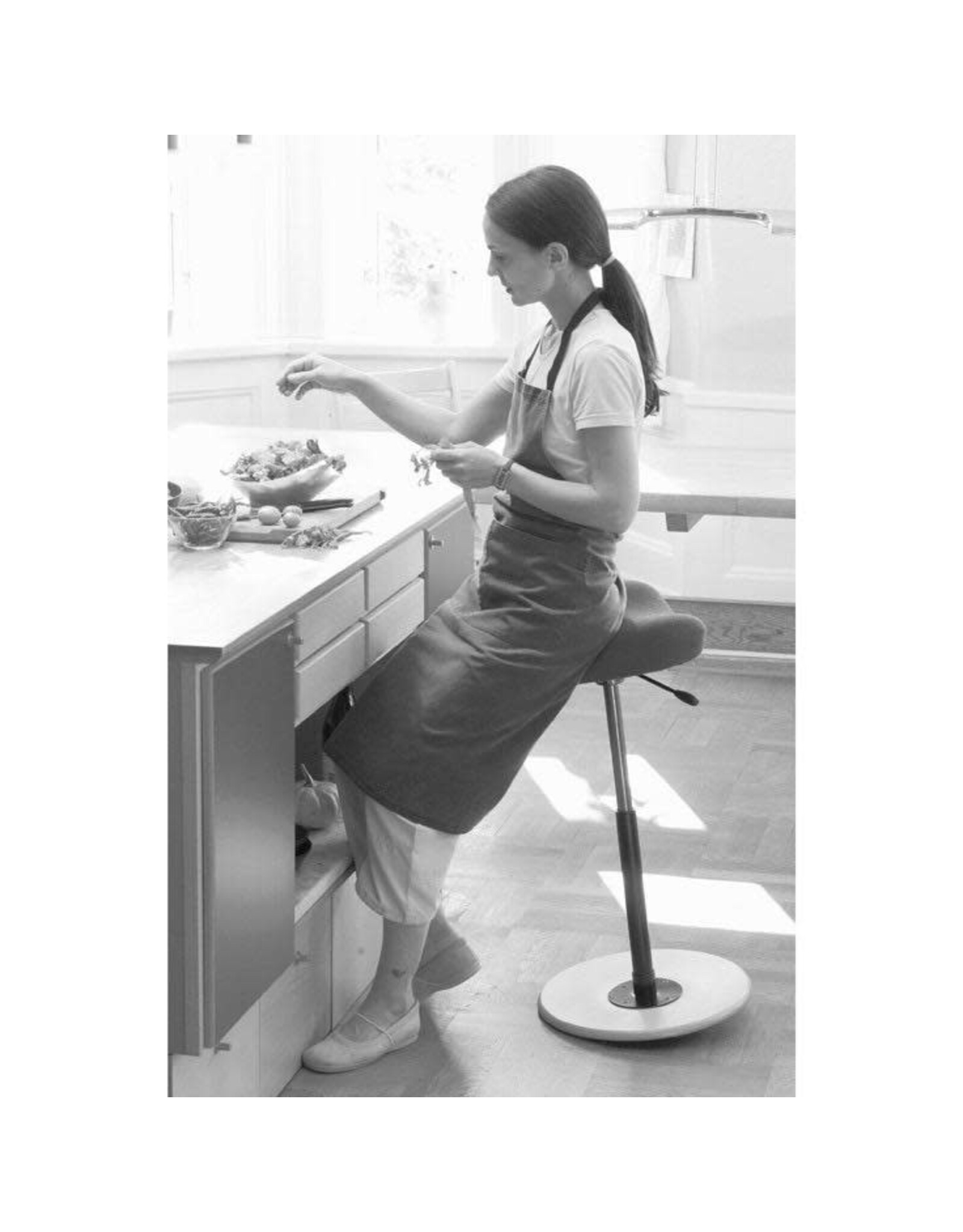 MOVE SMALL HEIGHT ADJUSTABLE STOOL