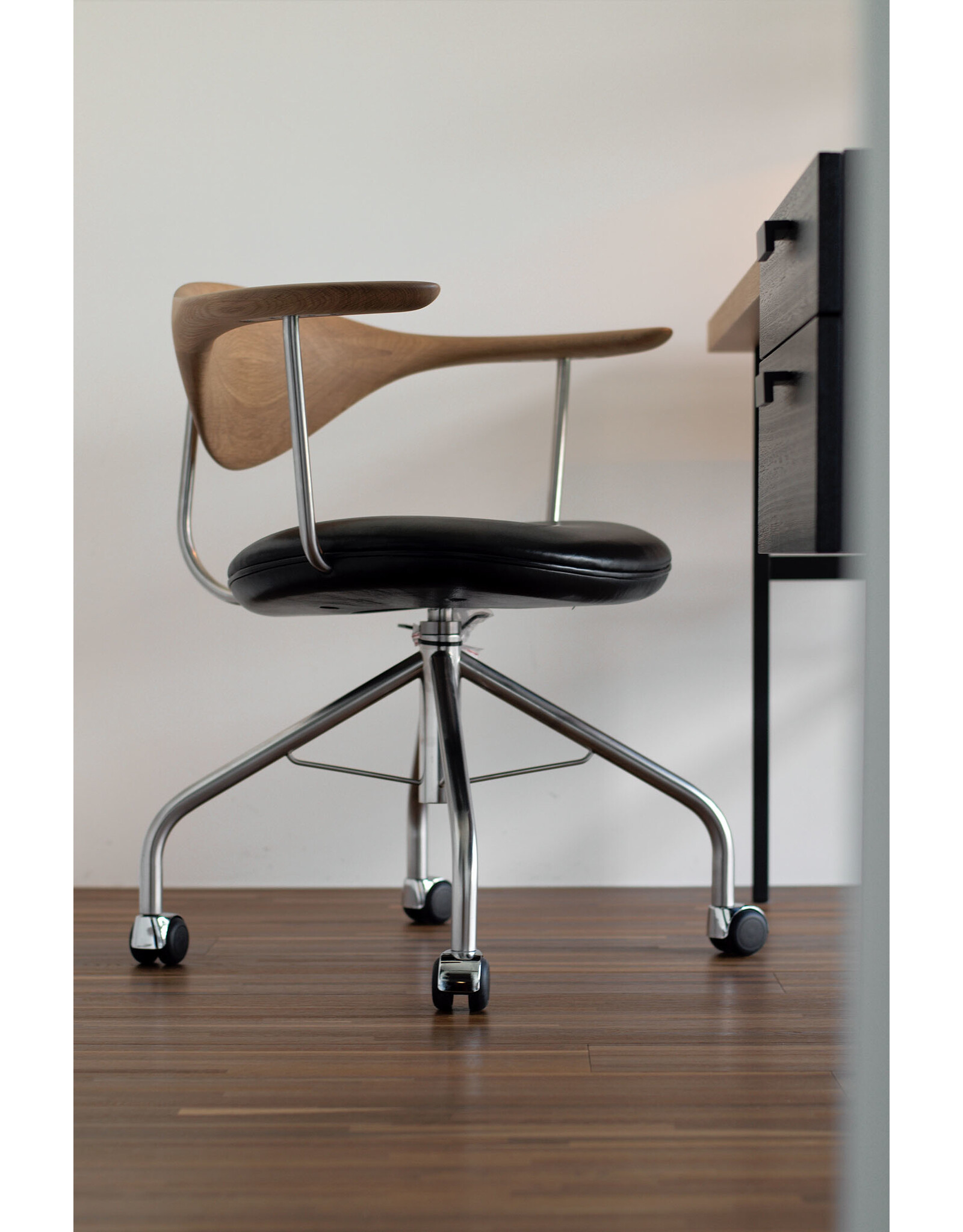 PP502 HEIGHT ADJUSTABLE SWIVEL CHAIR