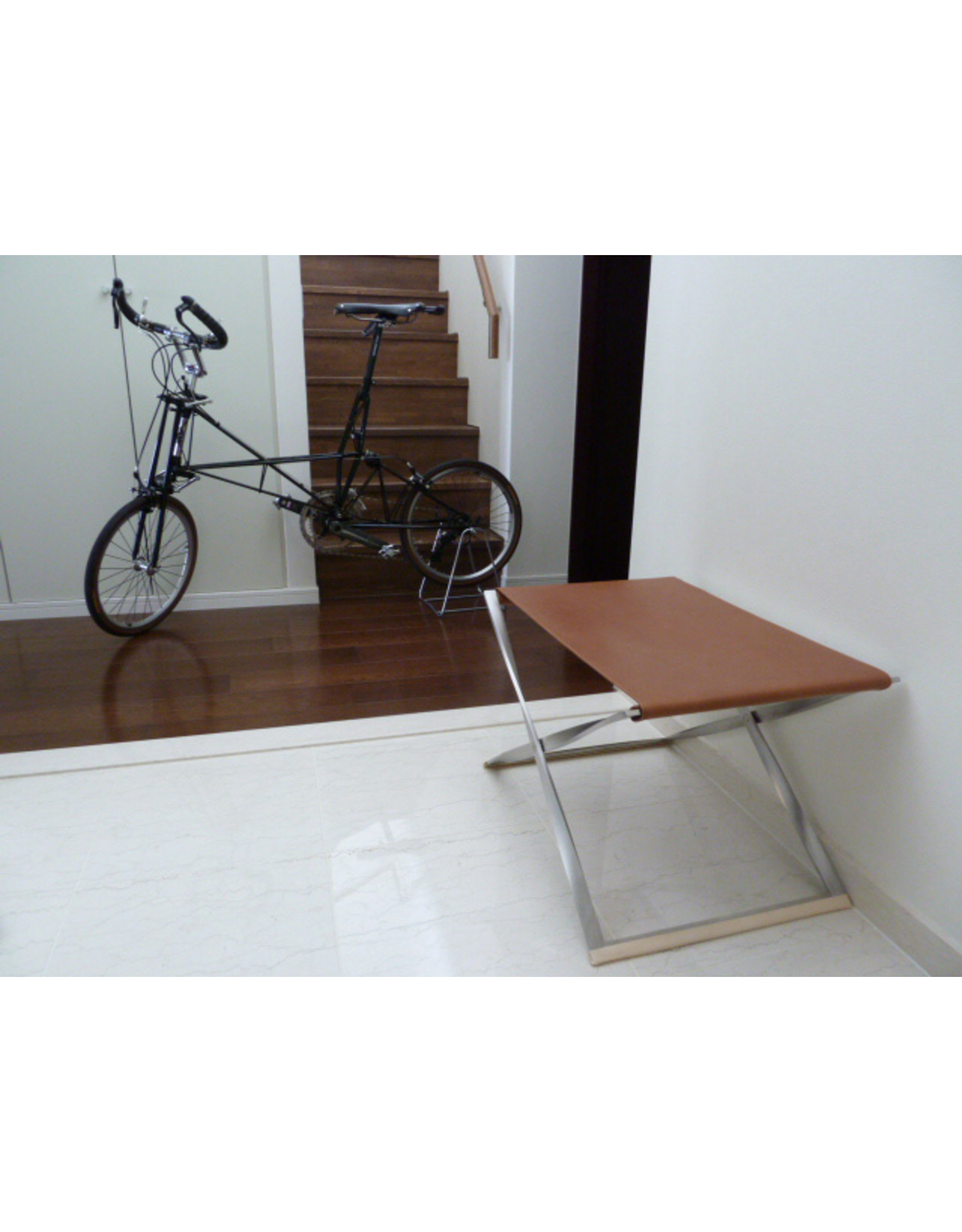 PK91 FOLDING STOOL IN GRACE LEATHER