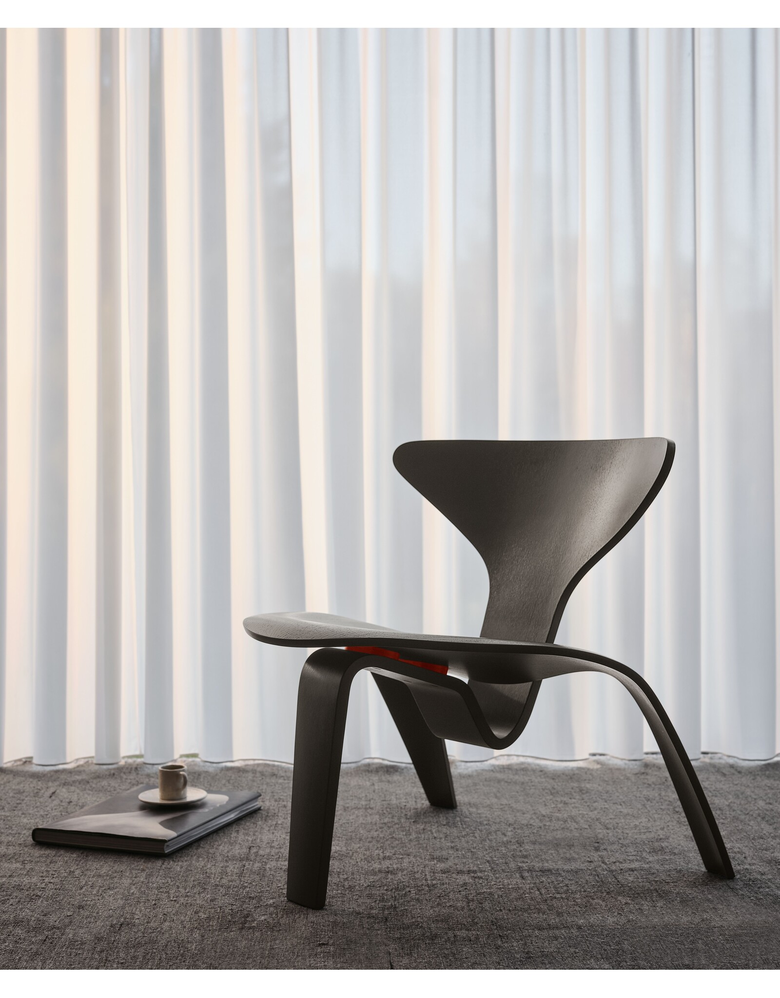 PK0 A LOUNGE CHAIR