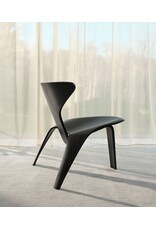 PK0 A LOUNGE CHAIR