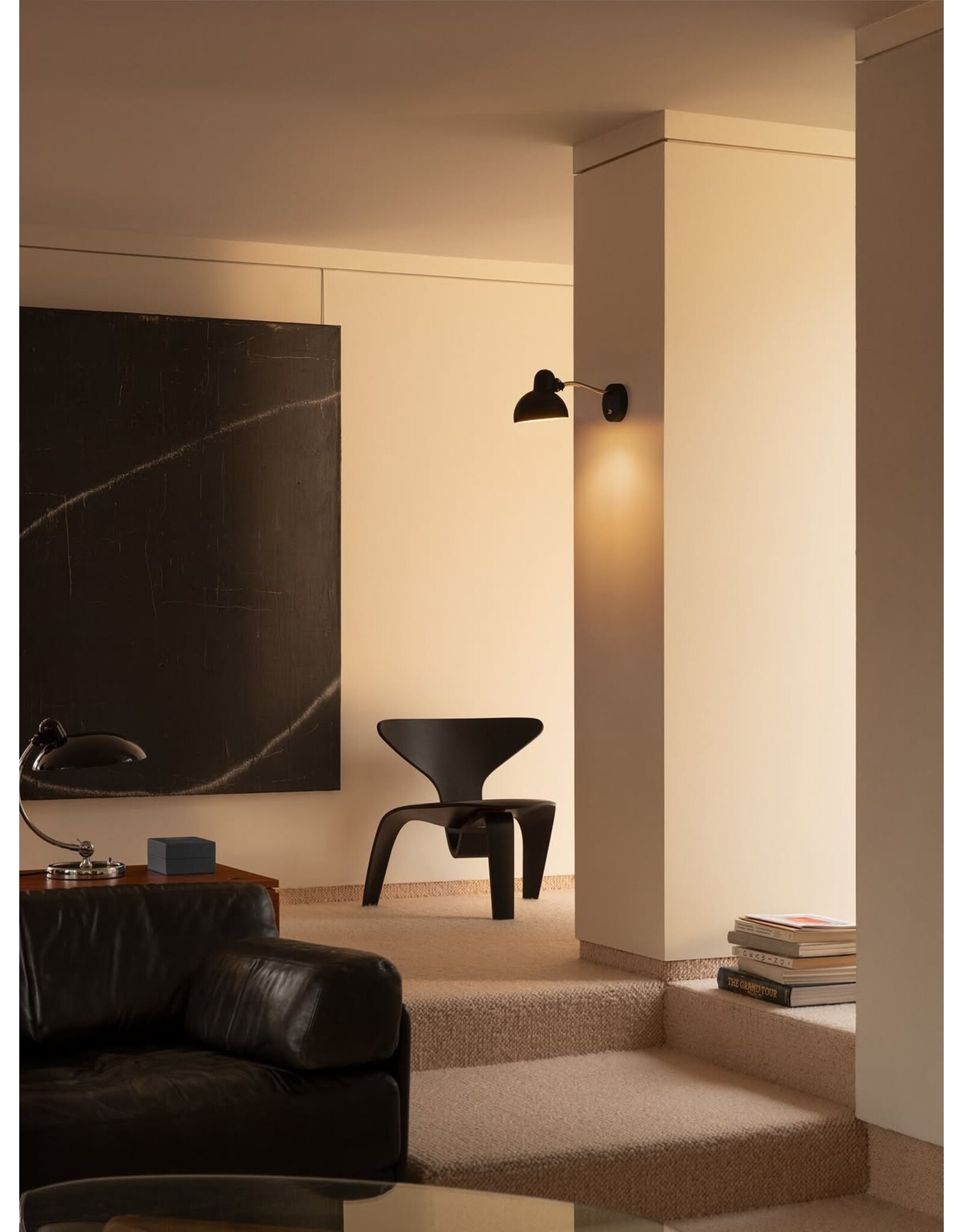 PK0 A LOUNGE CHAIR