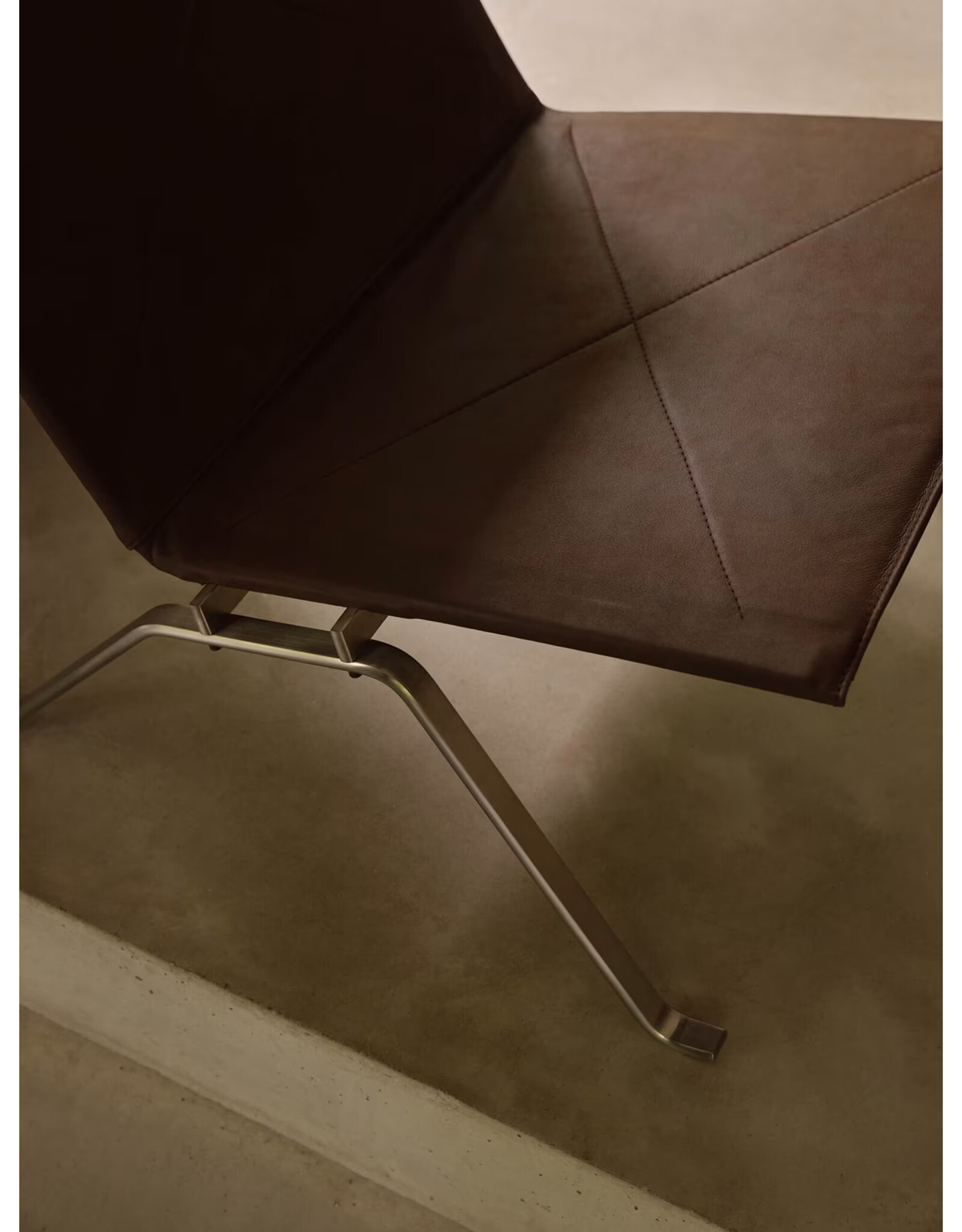 PK22 LOUNGE CHAIR IN HAZE LEATHER