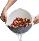 Metaltex Sieb und Schüssel 2-in-1 – 25 cm – Fassungsvermögen 3,5 Liter – Weiß/Grau