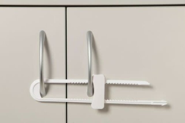 Dreambaby Sliding Locks P6