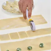 Ravioli- und Gebäck-Bördelrad von Metaltex