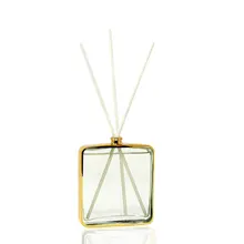 Quadratischer Diffusor mit Goldrahmen, Duft „Maiglöckchen“.