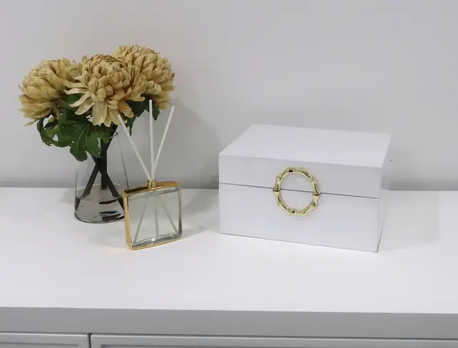 Diffuseur de forme carrée avec cadre doré, parfum « Muguet »