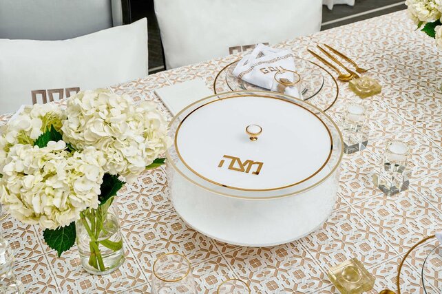 Waterdale Classic Matzah Box Round Gold