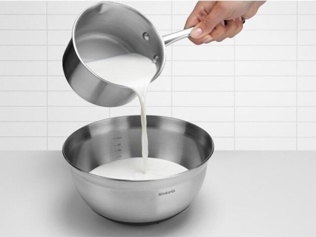 Brabantia Profile Mixing bowl with non-slip base, 1.6 litres - Matt Steel