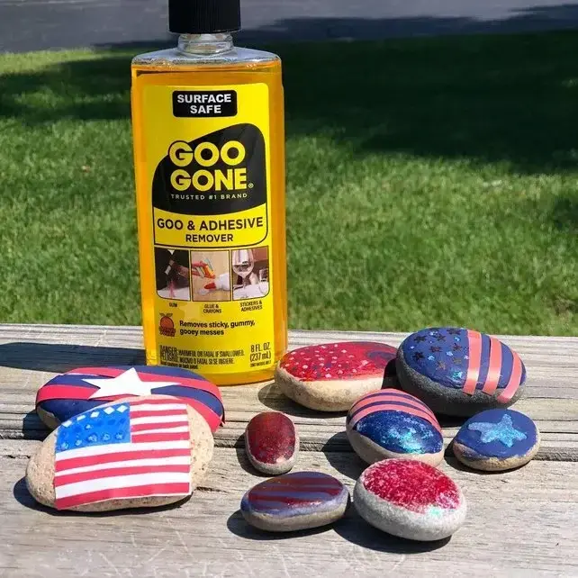 Goo Gone Original Liquid Surface Safe Adhesive Remover Enlève en toute sécurité les autocollants, les étiquettes, les décalcomanies, les résidus de ruban adhésif, le chewing-gum, la graisse, le goudron et la colle de crayon.