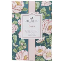 Grande rose à feuilles vertes