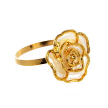 Set mit 6 Metall-Serviettenringen Gold mit weißer Rose