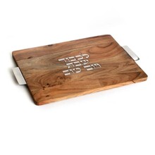 Gepolijste houten Challah-bord met zilveren letters en handvat