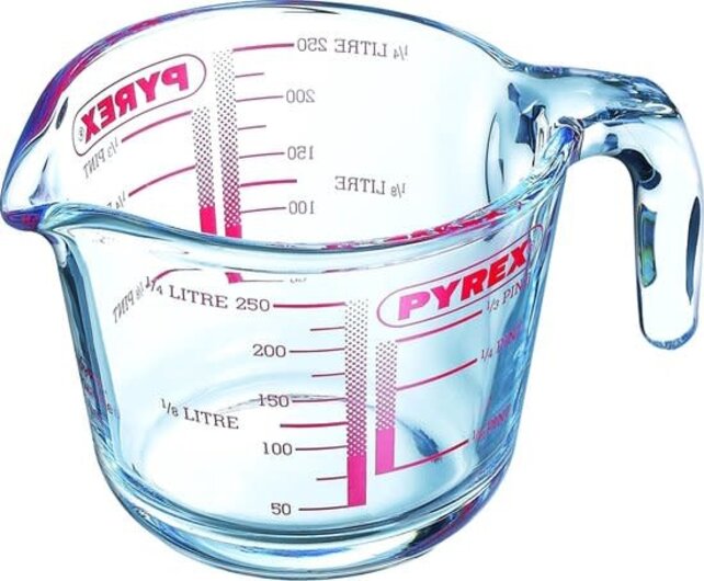 Pyrex Classic glass measuring jug 1 litre – heat resistant kitchen essential