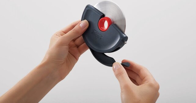 Joseph Joseph Disc Easy-Clean Pizza Cutter – Grey/Red