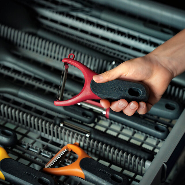 Zyliss Y Tomatenschäler – Soft Skin Schäler mit mikroverzahnter Edelstahlklinge, Eco-Griff aus Weizenstroh & Ausstecher