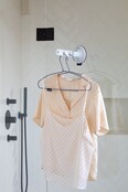 Brabantia Clothes Hook with Suction Cup – Holds 3 Hangers, Max 2 kg, Suitable for Windows, Tiles or Shower Doors, Light Grey