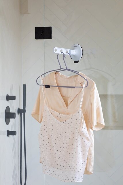 Brabantia Clothes Hook with Suction Cup – Holds 3 Hangers, Max 2 kg, Suitable for Windows, Tiles or Shower Doors, Light Grey