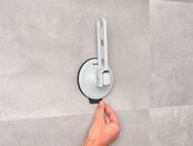 Brabantia Kleiderhaken mit Saugnapf – Für 3 Kleiderbügel, Max. 2 kg, Für Fenster, Fliesen oder Duschabtrennungen, Hellgrau