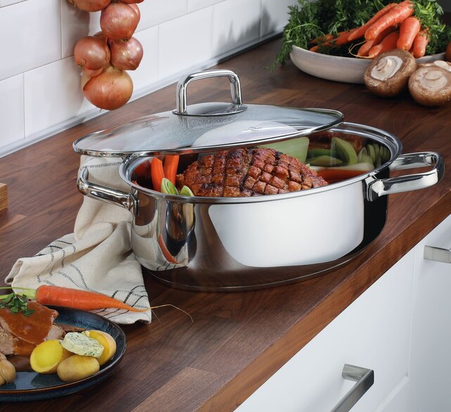PISA Gourmet Roaster 38 cm – Stainless Steel 8.5 L, oven safe, removable grid, glass lid, induction readyDer Küchenprofi PISA Gourmetbräter eignet sich perfekt zum Braten, Schmoren, Überbacken und Dämpfen. Dank Edelstahl-Multischichtboden und