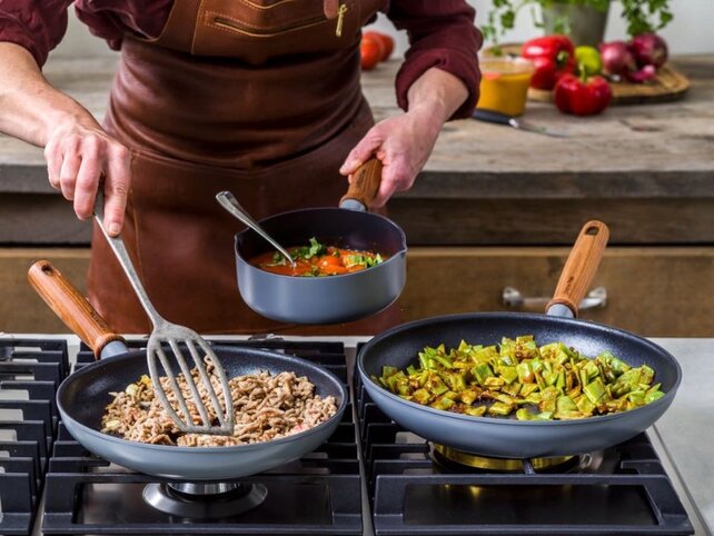 GreenPan Mayflower Pro koekenpan 28 cm – keramisch antiaanbak, inductie, PFAS-vrij, grijs met houten handvat