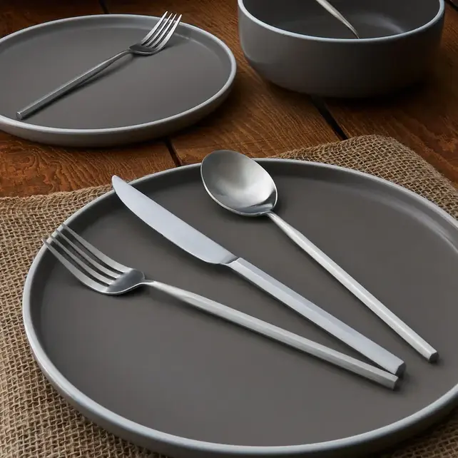 Godinger Service de table en grès 12 pièces au design moucheté avec bord blanc. Solide, élégant et parfait pour un usage quotidien ou des repas conviviaux.