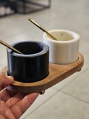 Novell Set 2 Marmorschalen mit Löffeln Akazienholz Tablett