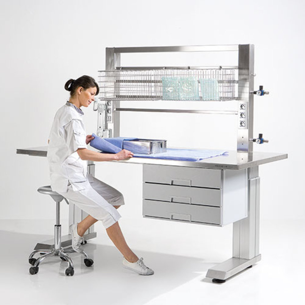 Height adjustable packing tables