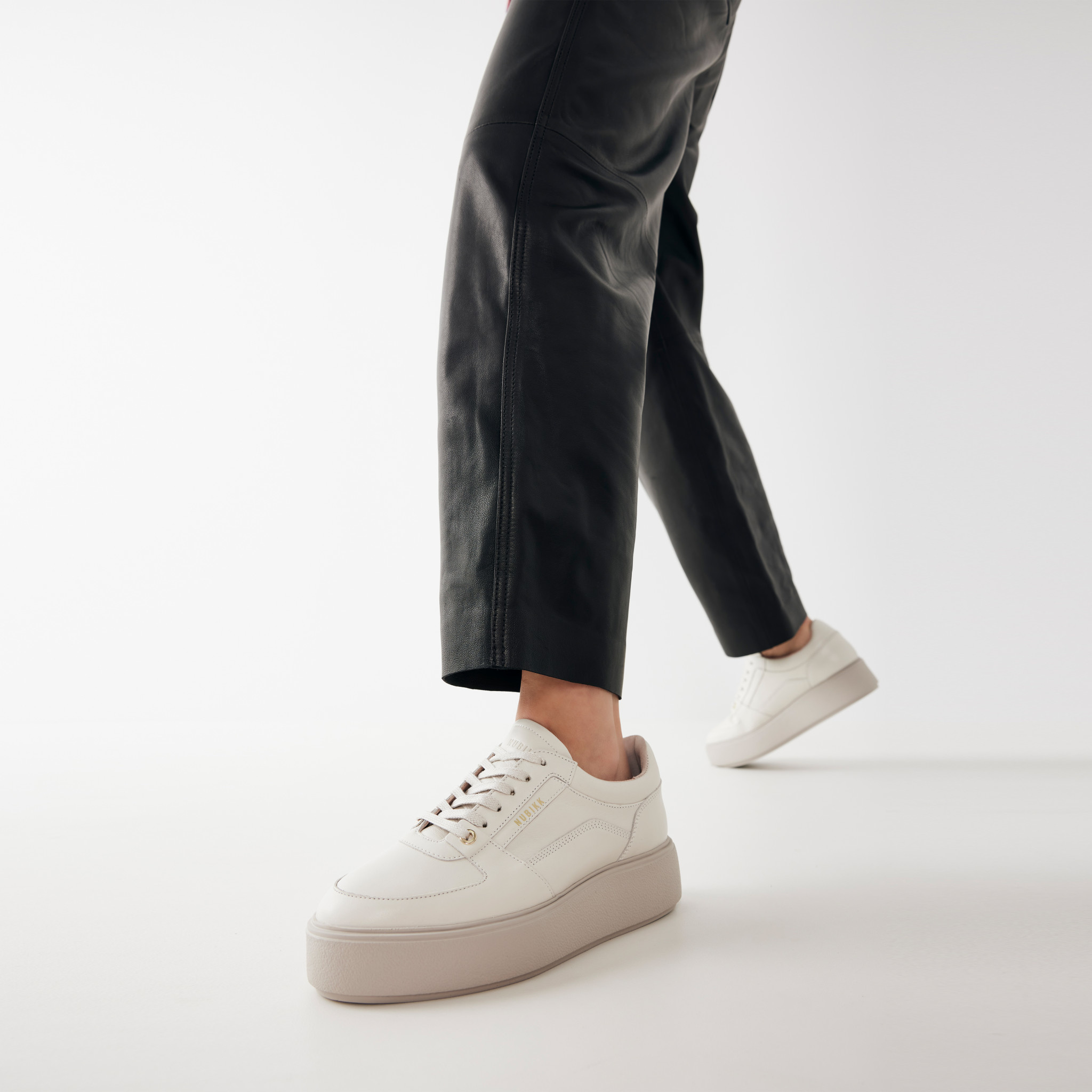 Nubikk Dames Sneakers Zwart led plat sneaker | Van den Assem