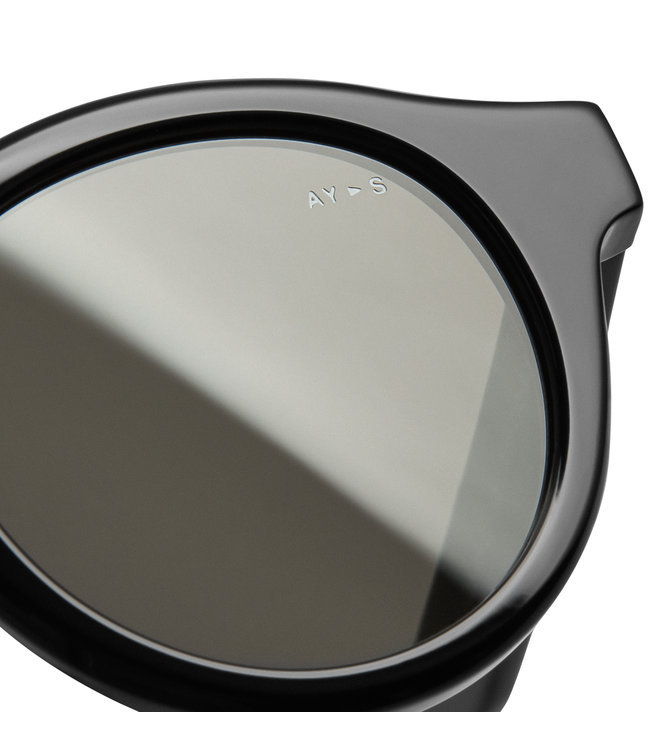 James AY Noble black