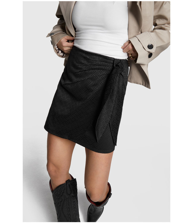 Alix the Label Mini rok black – Speelse rok met ruches