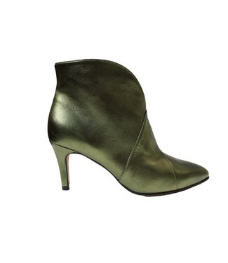 Toral Sofia metal fly