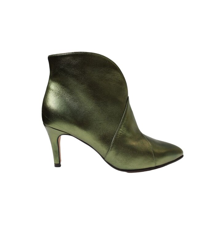 Toral Sofia metal fly