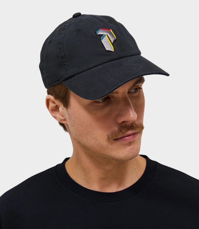 Peak Performance Seasonal artwork cap black