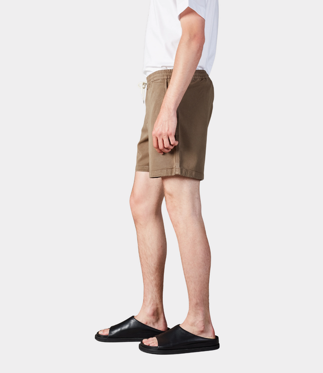 NN.07 Gregor Shorts Capers