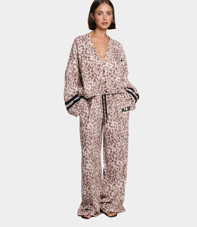 Alix the Label Sporty animal pant animal – comfortabele dames broek met opvallende animal print en moderne pasvorm