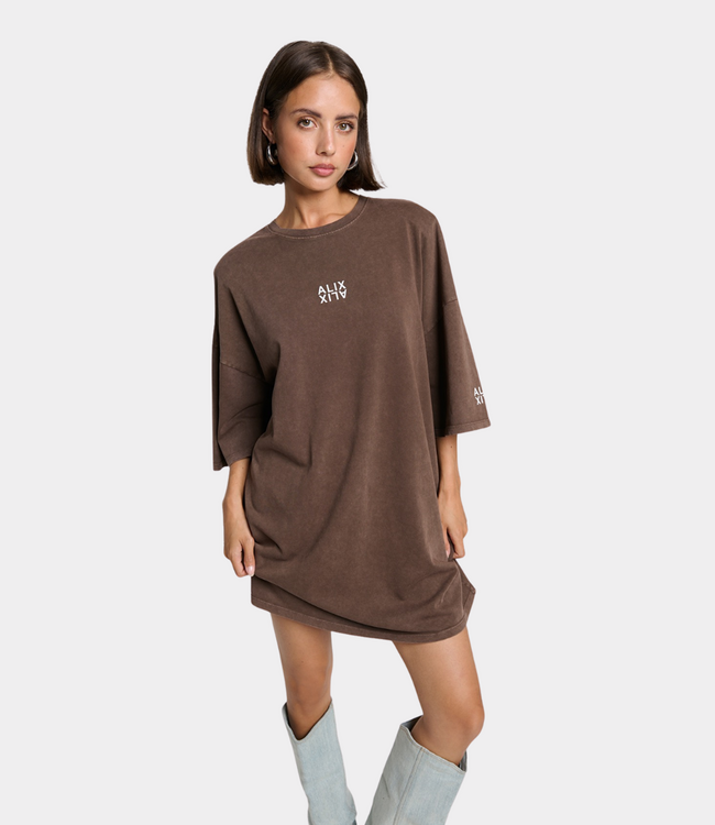 Alix the Label Alix tee dress brown – comfortable women’s dress with a T-shirt fit and modern casual look