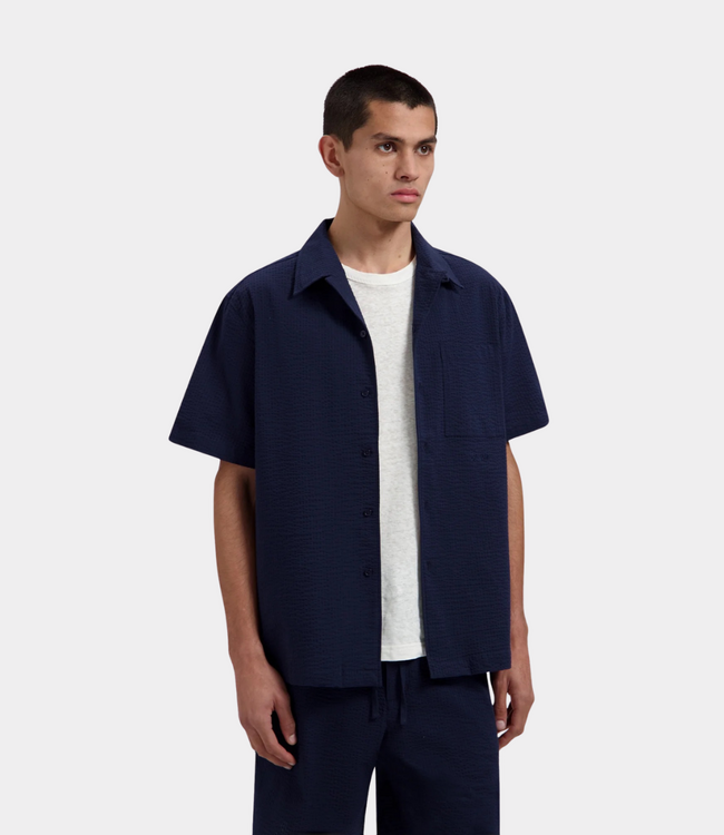 Olaf Seersucker camp shirt navy – luchtig heren overhemd met korte mouwen en comfortabele pasvorm