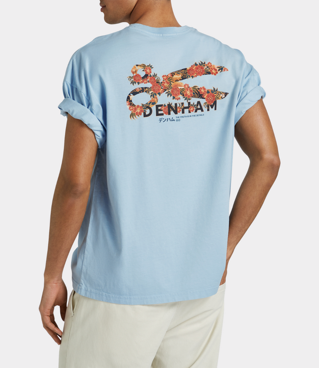 Denham Flowy graphic tee lwj blue fog – comfortabel heren T-shirt met graphic design en moderne streetwear uitstraling