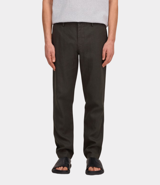 NN.07 Theo linen pant dark army – luchtige heren broek van linnen met comfortabele pasvorm en moderne uitstraling